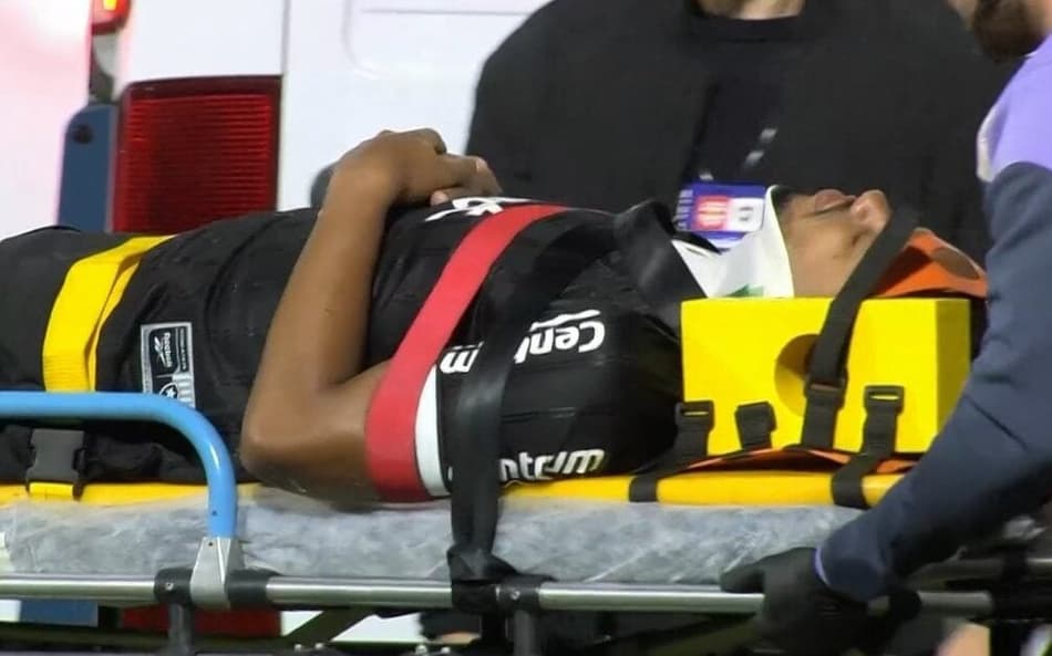 Marlon Freitas, do Botafogo, é retirado de campo em Bragança Paulista (Foto: Reprodução/SporTV)