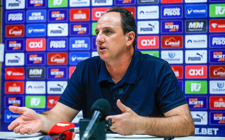 Rogério Ceni concede entrevista coletiva (Foto: Rafael Rodrigues/EC Bahia)