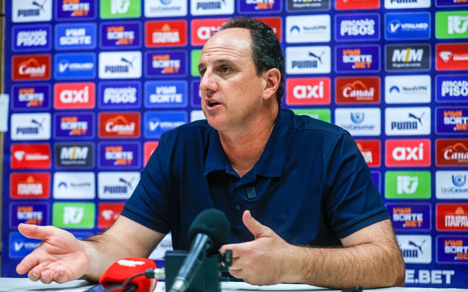 Rogério Ceni concede entrevista coletiva (Foto: Rafael Rodrigues/EC Bahia)