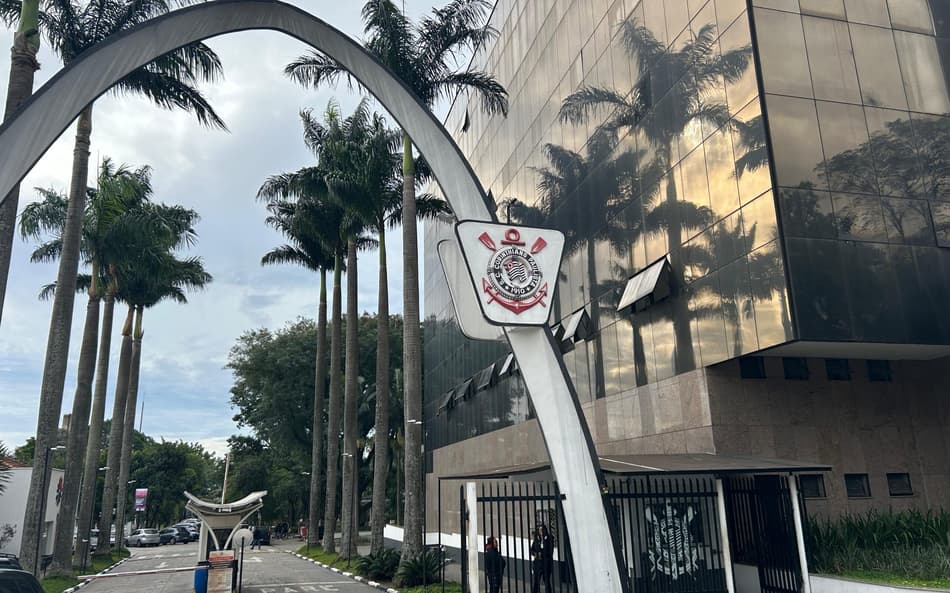 Votação do impeachment de Augusto Melo acontece no Parque São Jorge, sede do Corinthians (Foto: Ulisses Lopresti/ Lance!)
