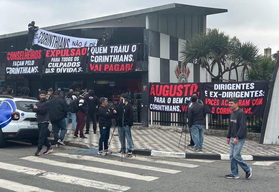 Torcida do Corinthians protesta no Parque São Jorge (Foto: Ulisses Lopresti/Lance!)