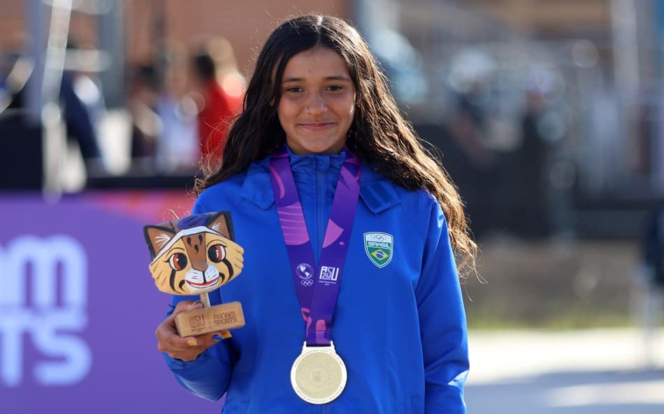 Jogos Pan-Americanos Júnior Assunção 2025 - Skate Street Feminino - Final - A skatista Maria Lucia recebe a medalha de ouro. (Foto: Ana Patricia/COB).