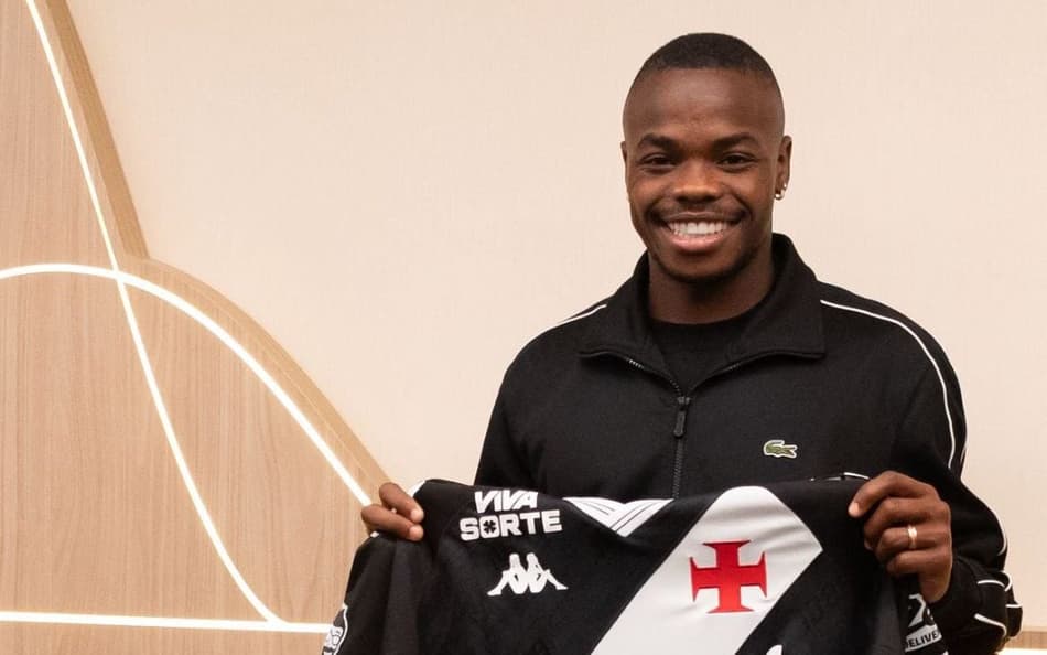Andrés Gomez durante sua chegada ao Rio de Janeiro (Foto: Divulgação/Vasco)