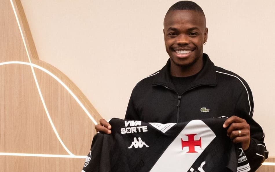 Andrés Gomez durante sua chegada ao Rio de Janeiro (Foto: Divulgação/Vasco)
