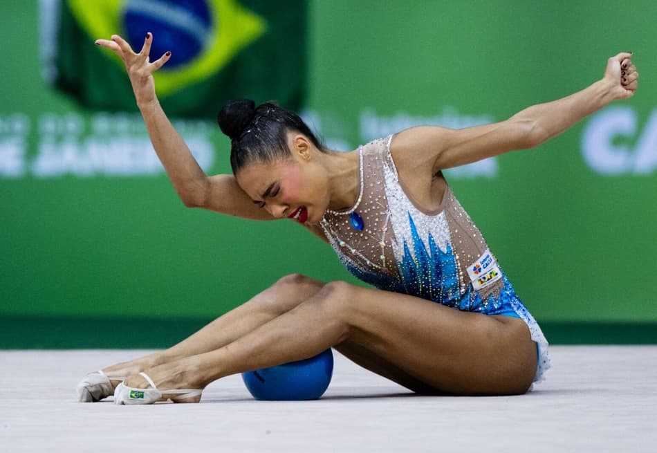 Geovanna Santos se apresenta com Bola no Mundial de Ginástica Rítmica do Rio de Janeiro (Foto: Ivan Carvalho / CBG)