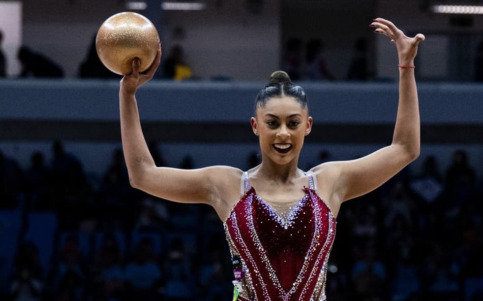 Bárbara Domingos se apresenta com Bola no Mundial de Ginástica Rítmica do Rio de Janeiro (Foto: Ivan Carvalho / CBG)