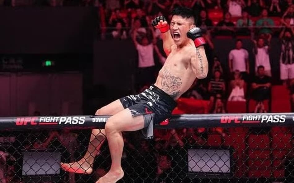 Yi Zha vence no UFC Xangai. (Foto por Jeff Bottari/Zuffa LLC).