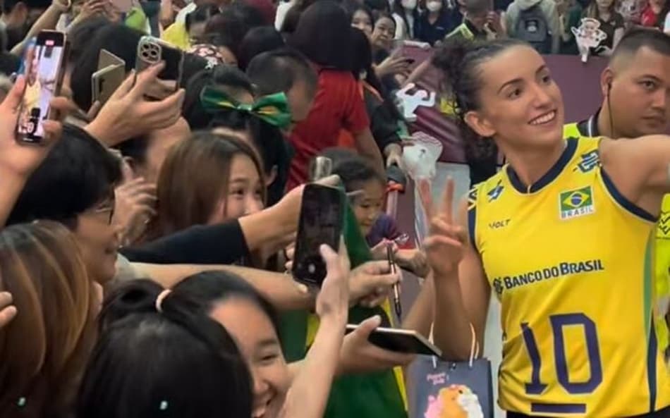 Gabi Guimarães é recepcionada com carinho no Mundial de Vôlei, na Tailãndia. (Foto: Reprodução / @cbvolei)