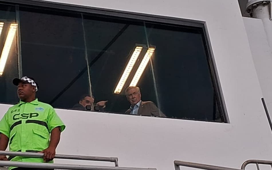 Ancelotti na cabine da Arena Fonte Nova (Foto: Rafael do Carmo / Lance!)