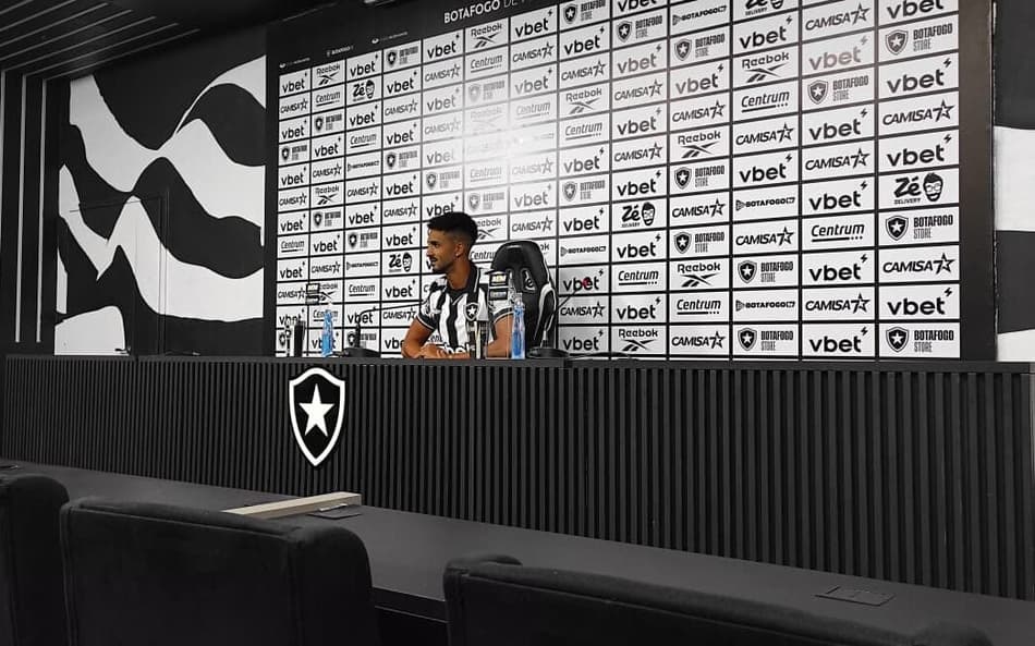 Chris Ramos foi apresentado pelo Botafogo no Nilton Santos (Foto: Leonardo Bessa/Lance!)