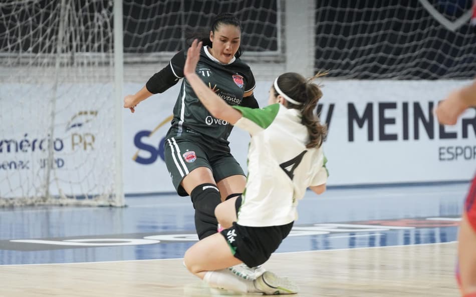 Jogadora do Pinocho tenta a finalização na Copa Mundo do Futsal Feminina (Divulgação)