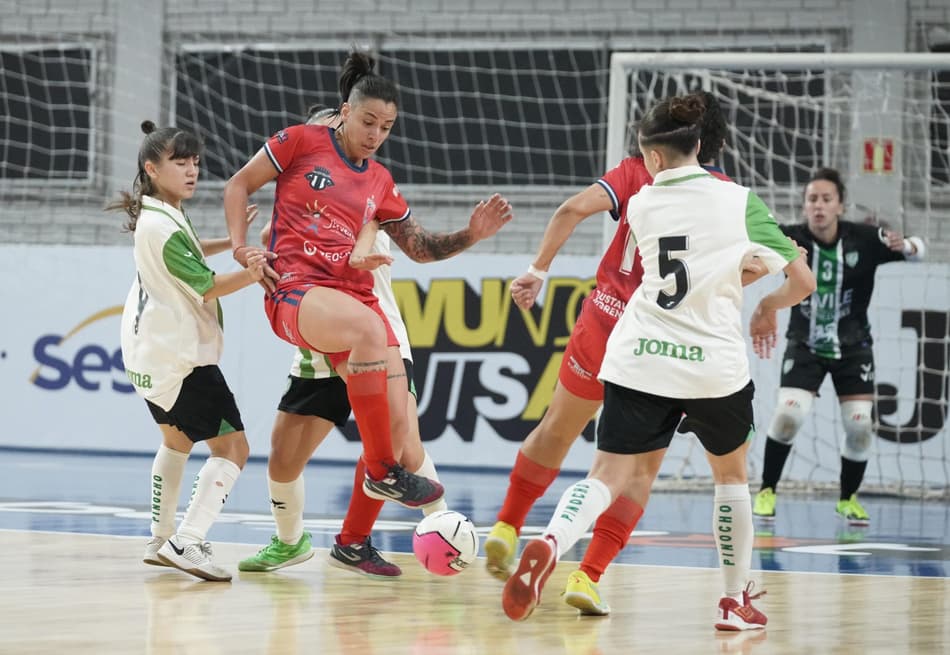 Pinocho (de branco) e Juventasem ação na estreia da Copa Mundo do Futsal Feminina (Divulgação)