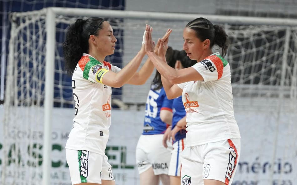 Jogadoras do La Perla comemoram um dos gols sobre o Padre Mugica (Foto: Mauricio Moreira/Divulgação)