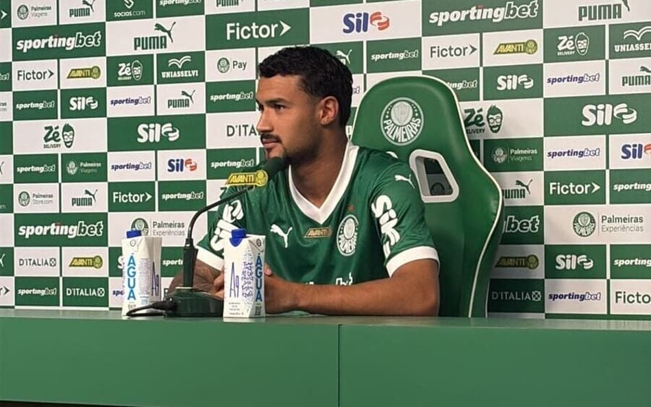 Jefté foi apresentado oficialmente (Foto: Vitor Palhares/ Lance!)
