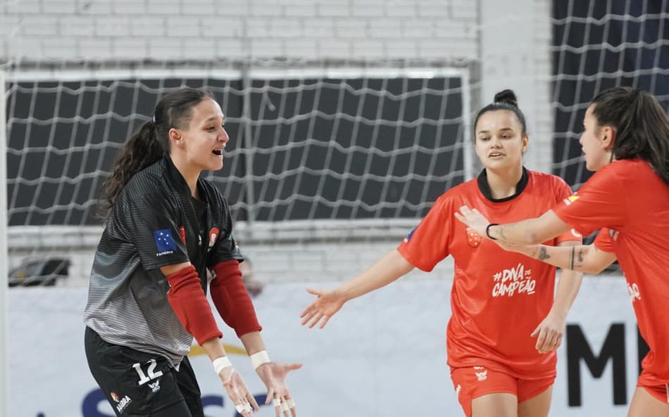 Goleira Sarah celebra o gol no tempo regulamentar (Foto: Mauricio Moreira/Divulgação)