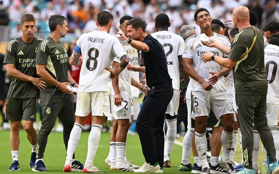 Xabi Alonso orienta jogadores do Real Madrid na parada técnica do Mundial