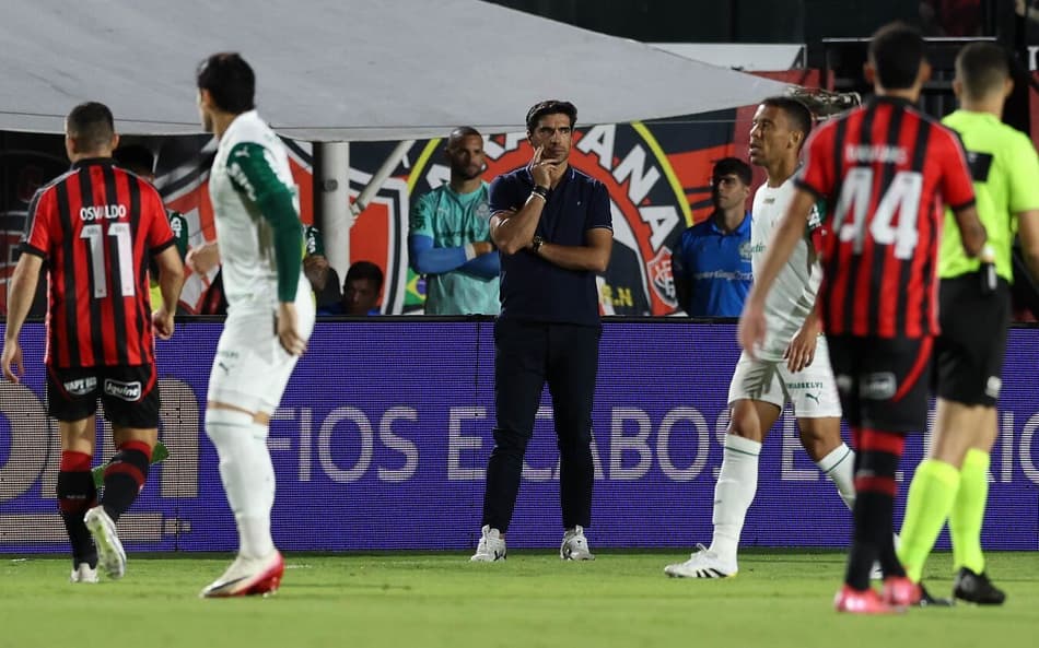 O técnico Abel Ferreira, da SE Palmeiras, em jogo contra a equipe do EC Vitória, durante partida válida pela décima oitava rodada, do Campeonato Brasileiro, Série A, no Estádio Barradão. (Foto: Cesar Greco/Palmeiras)