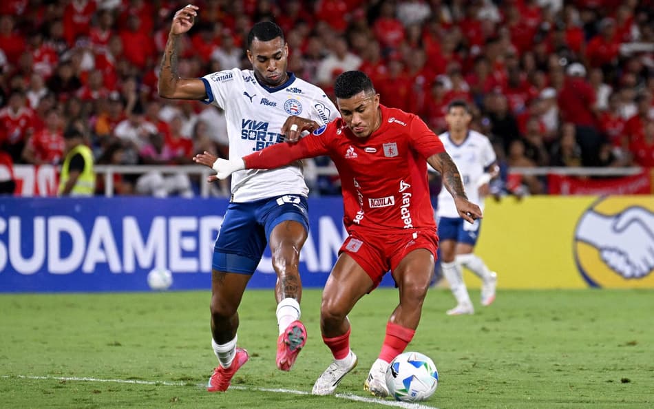 Jean Lucas, do Bahia, disputa bola com Cristian Barrios, do America de Cali, em jogo pela Sul-Americana