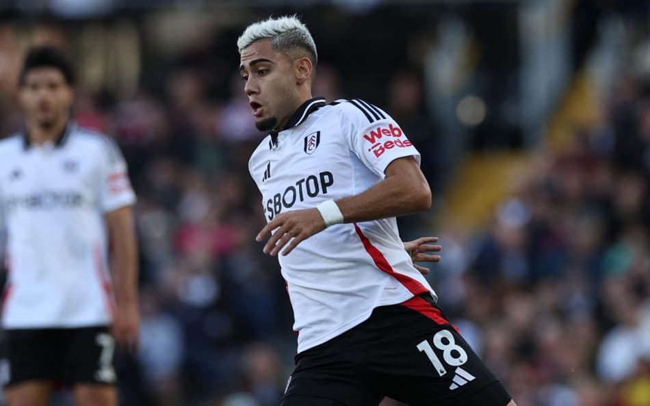 Andreas Pereira em ação pelo Fulham (Foto: Adrian Dennis / AFP)