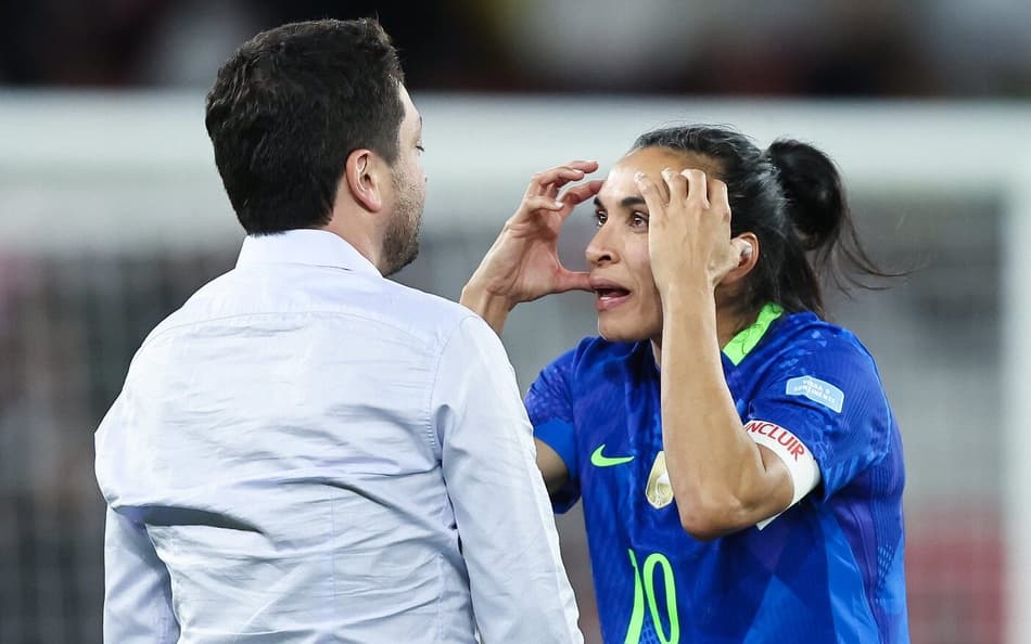 Emocionados, Marta e Arthur Elias conversam após título da Copa América Feminina. (Foto: Lívia Villas Boas / CBF)