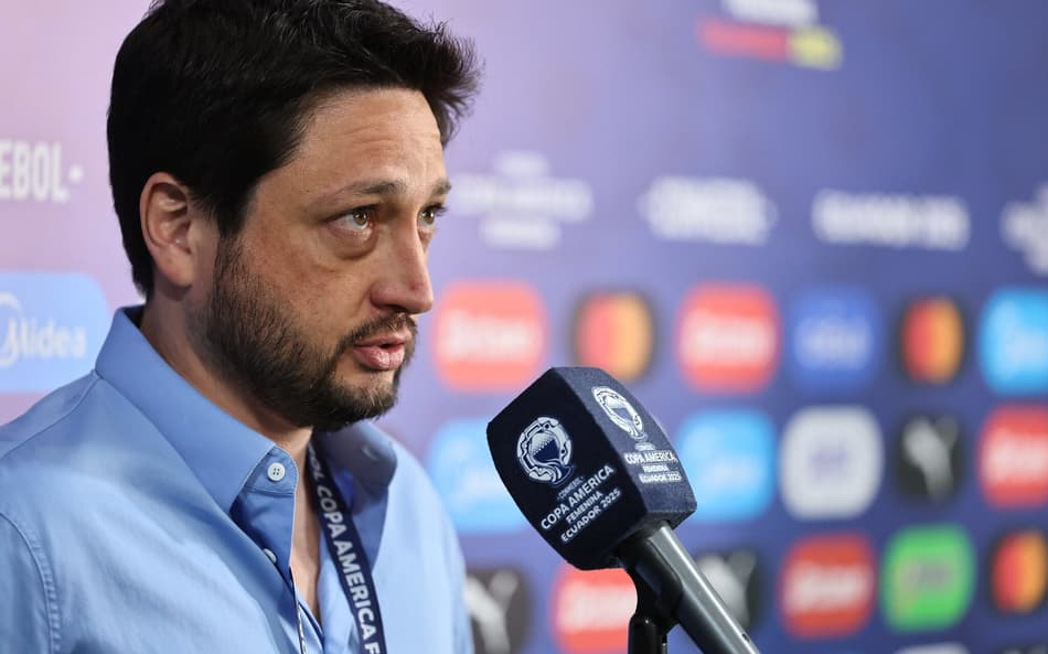 Arthur Elias, treinador do Brasil, durante entrevista na Copa América Feminina. (Foto: Lívia Villas Boas/ CBF)