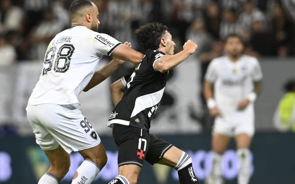 Arthur Cabral e Nuno Moreira em Vasco x Botafogo (Foto: Foto: Mateus Bonomi/AGIF)