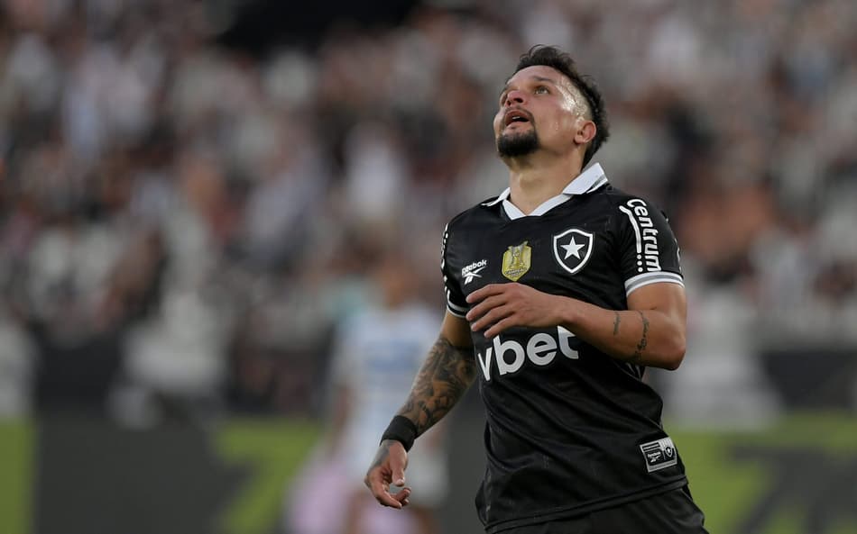 Artur reclamou pênalti para o Botafogo, mas VAR recomendou revisão