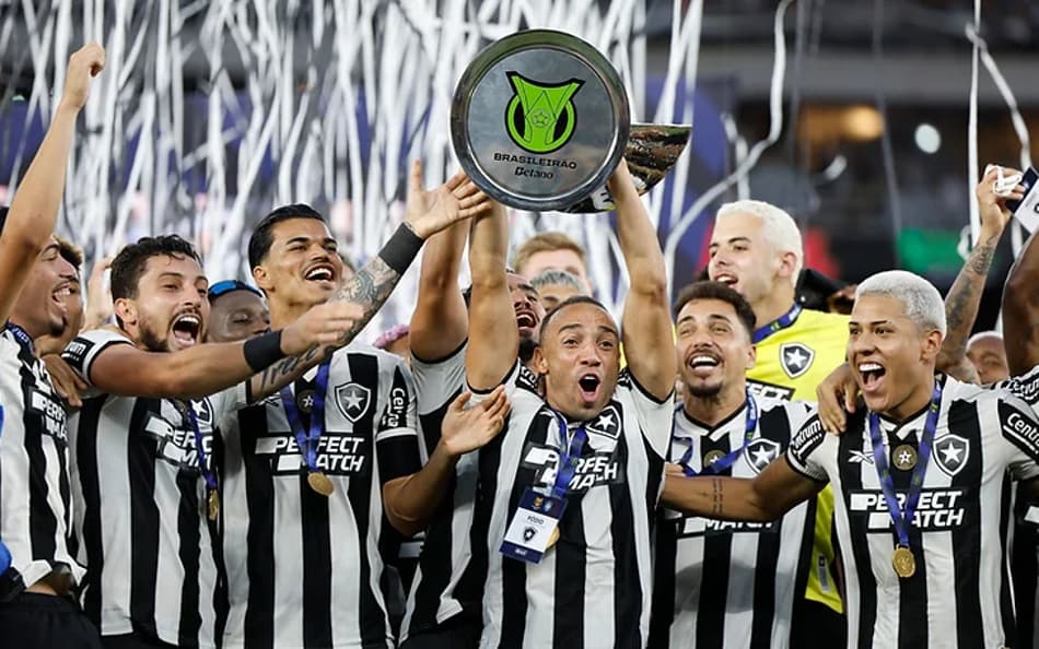 BOTAFOGO ERGUE TAÇA DE CAMPEÃO BRASILEIRO EM 2024 (Foto: Rafael Ribeiro/CBF/Divulgação)