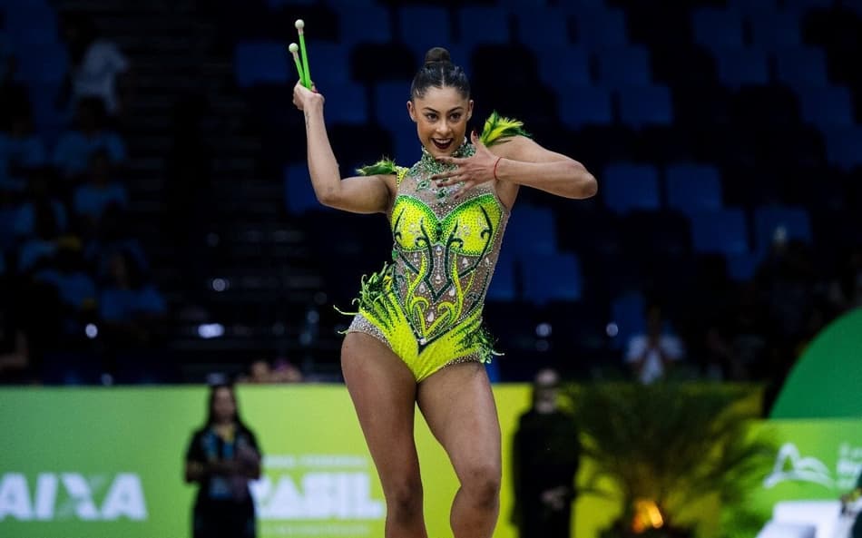 Barbara Domingos se apresenta com as maças no Mundial de Ginástica Rítmica de 2025 (Foto: Ivan Carvalho / CBG)