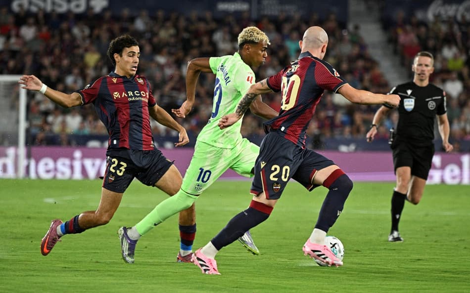 Barcelona vence o Levante de virada por La Liga (Foto: Jose JORDAN / AFP)