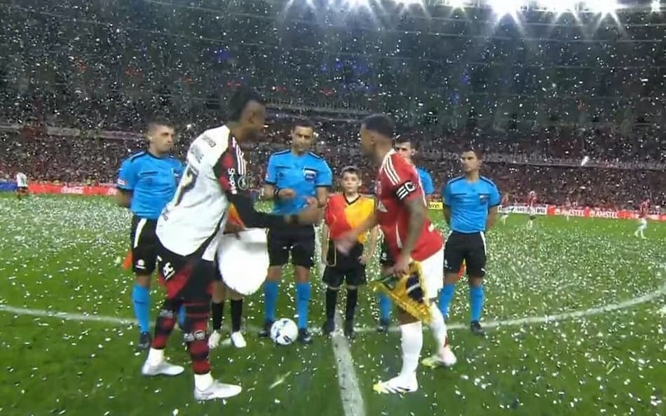 Chuva de papel picado atrasa início de Inter x Flamengo no Beira-Rio