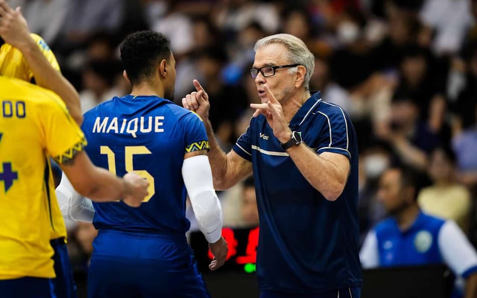 Bernardinho orienta Maique durante partida entre Brasil e Argentina na VNL (Foto: Divulgação/ VNL)