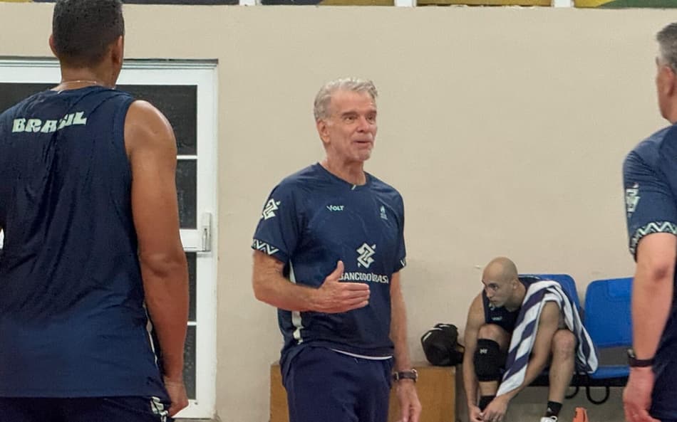 Técnico Bernardinho no treino da Seleção Brasileira masculina de vôlei (foto: Kauhan Fiaux / Lance!)