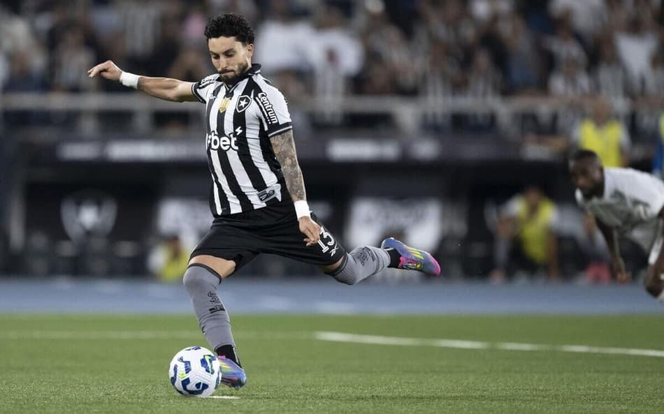Alex Telles, do Botafogo, está na pré-lista da Seleção Brasileira (Foto: Jorge Rodrigues/AGIF)