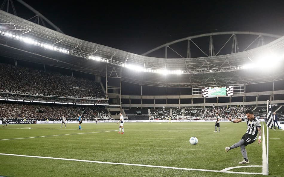 Telles em Botafogo x LDU pela Conmebol Libertadores no Nilton Santos (Foto: Vitor Silva / Botafogo)