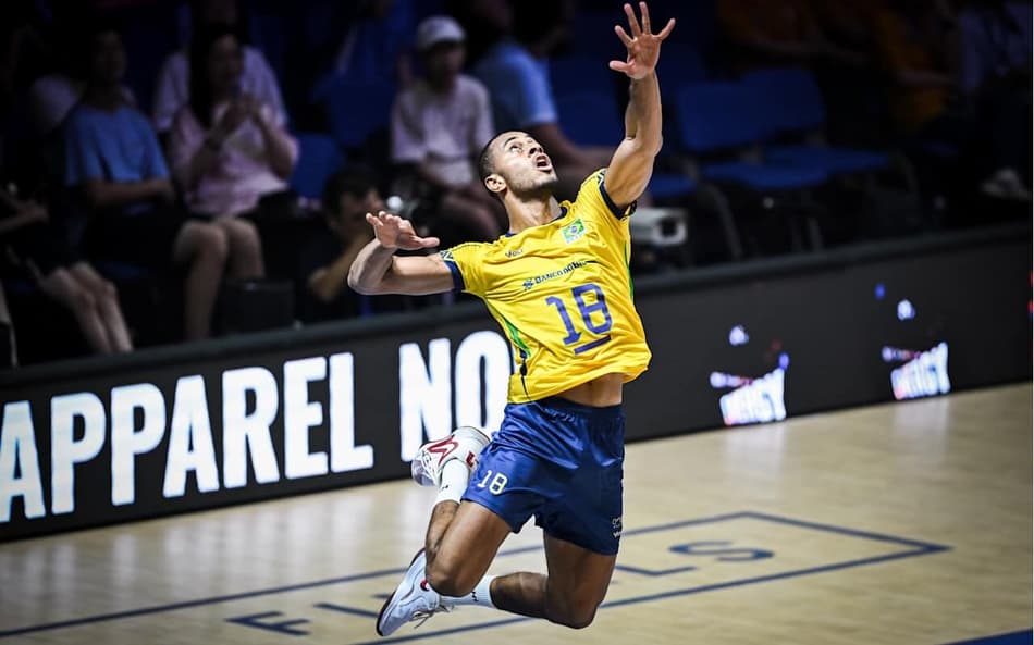 Lucarelli em saque durante jogo entre Brasil e Eslovênia pelo terceiro lugar da VNL 2025 (Foto: Divulgação/Volleyball World)