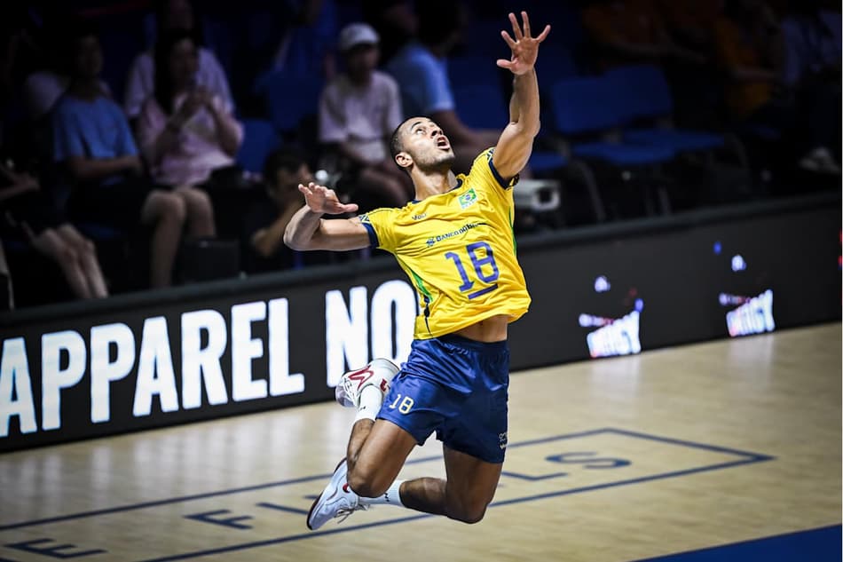 Lucarelli em saque durante jogo entre Brasil e Eslovênia pelo terceiro lugar da VNL 2025 (Foto: Divulgação/Volleyball World)