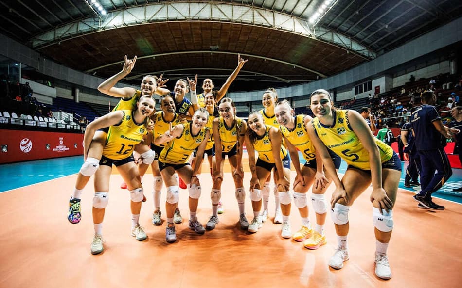 Seleção Brasileira Sub-21 de Vôlei em primeira partida na Indonésia (Foto: Volleyball World)