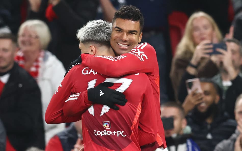 Casemiro comemora gol com Alejandro Garnacho (Foto: Darren Staples/AFP)