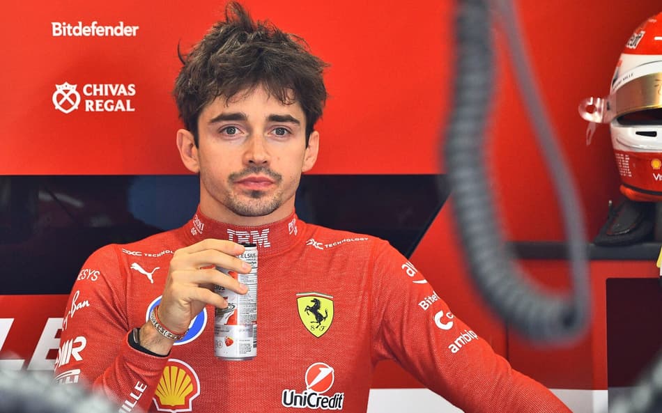 Charles Leclerc na garagem da Ferrari durante GP da Hungria na F1 2025 (Foto: Ferenc ISZA / AFP)
