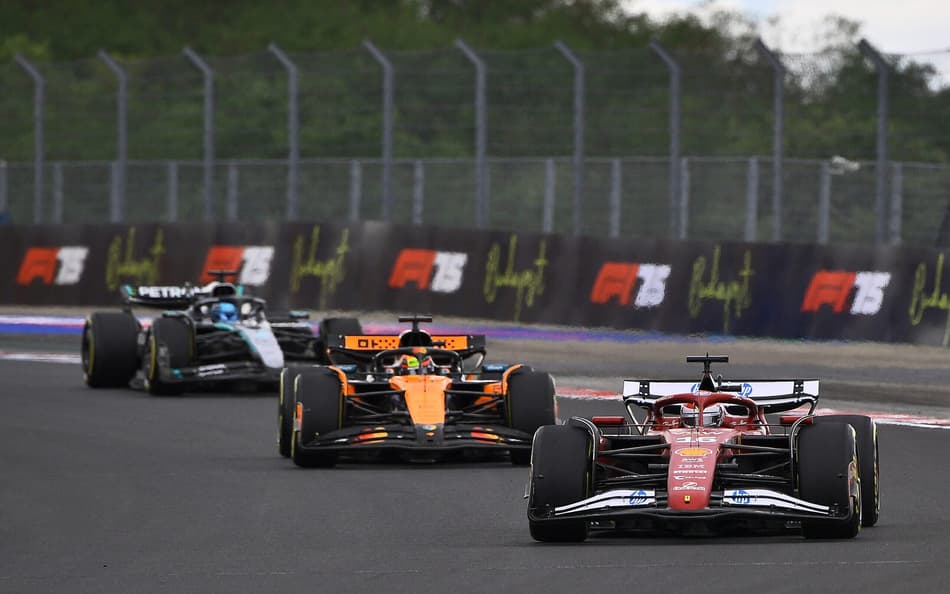 Charles Leclerc, da Ferrari, liderando a corrida no GP da Hungria pela F1 2025 (Foto: Ferenc ISZA / AFP)