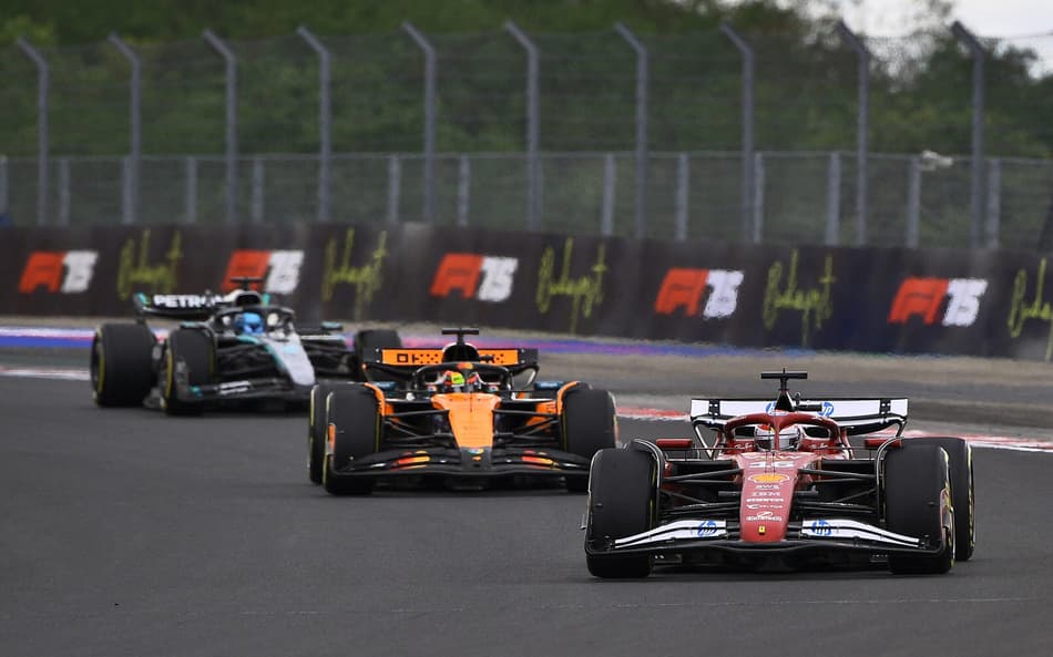 Charles Leclerc, da Ferrari, liderando a corrida no GP da Hungria pela F1 2025 (Foto: Ferenc ISZA / AFP)