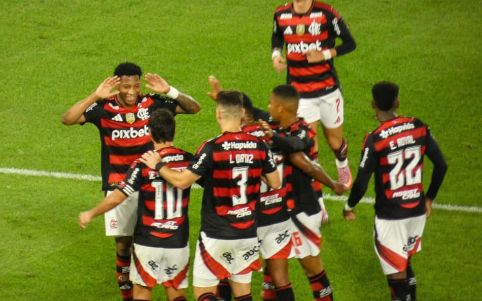 Gonzalo Plata comemora gol do Flamengo com os demais jogadores (Foto: Lucas Bayer/Lance!)