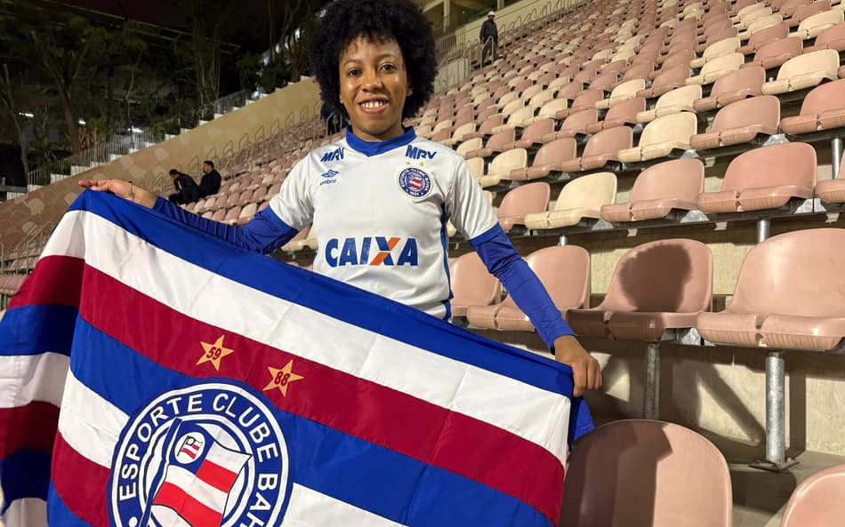 Ane Jenifer, 25 anos, torcedora do Bahia, acompanha time do coração diante do Corinthians, pelo Brasileirão Feminino. (Foto: Giselly Corrêa/Lance!)