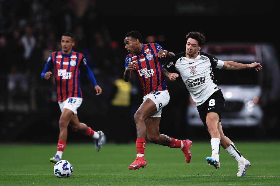 Rodrigo Garro, do Corinthians, disputa lance com jogador do Bahia durante partida na Arena Corinthians