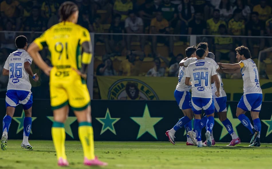 Jogadores do Cruzeiro comemoram gol contra o Mirassol