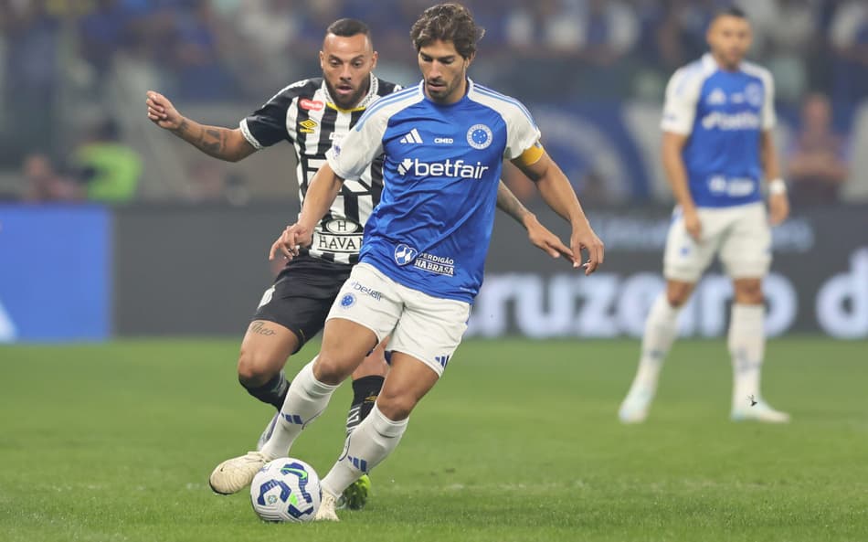 Lucas Silva, jogador do Cruzeiro, disputa lance com Guilherme, jogador do Santos, durante partida no Mineirão