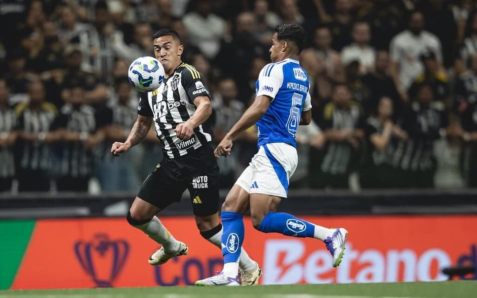 Cuello e Kaiki Bruno disputam bola em Atlético-MG x Cruzeiro pela Copa do Brasil (Foto: Pedro Souza / Atlético-MG)