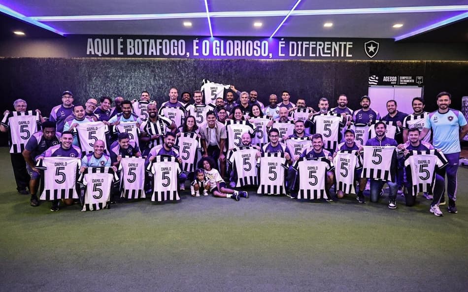 Danilo Barbosa ao lado e funcionários do Botafogo (Foto: Arthur Barreto/Botafogo)