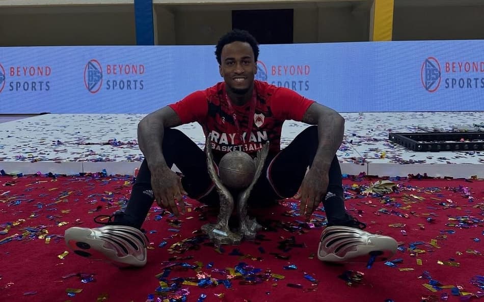 Dee Bost comemorando título no Qatar com o Al-Rayyan (Foto: Reprodução/Instagram: @dbost_1)